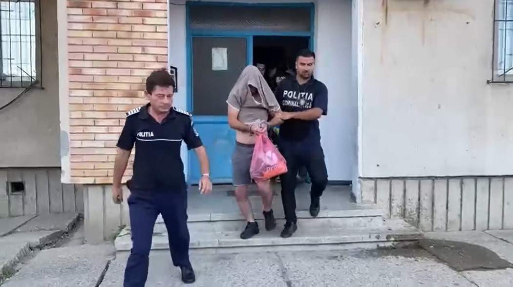 polițiști și unul dintre bărbații reținuți