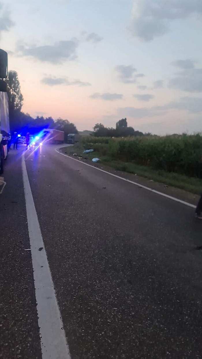 Accident teribil în Suceava! Două persoane au murit pe loc, după ce motocicleta pe care se aflau s-a izbit de un camion / FOTO