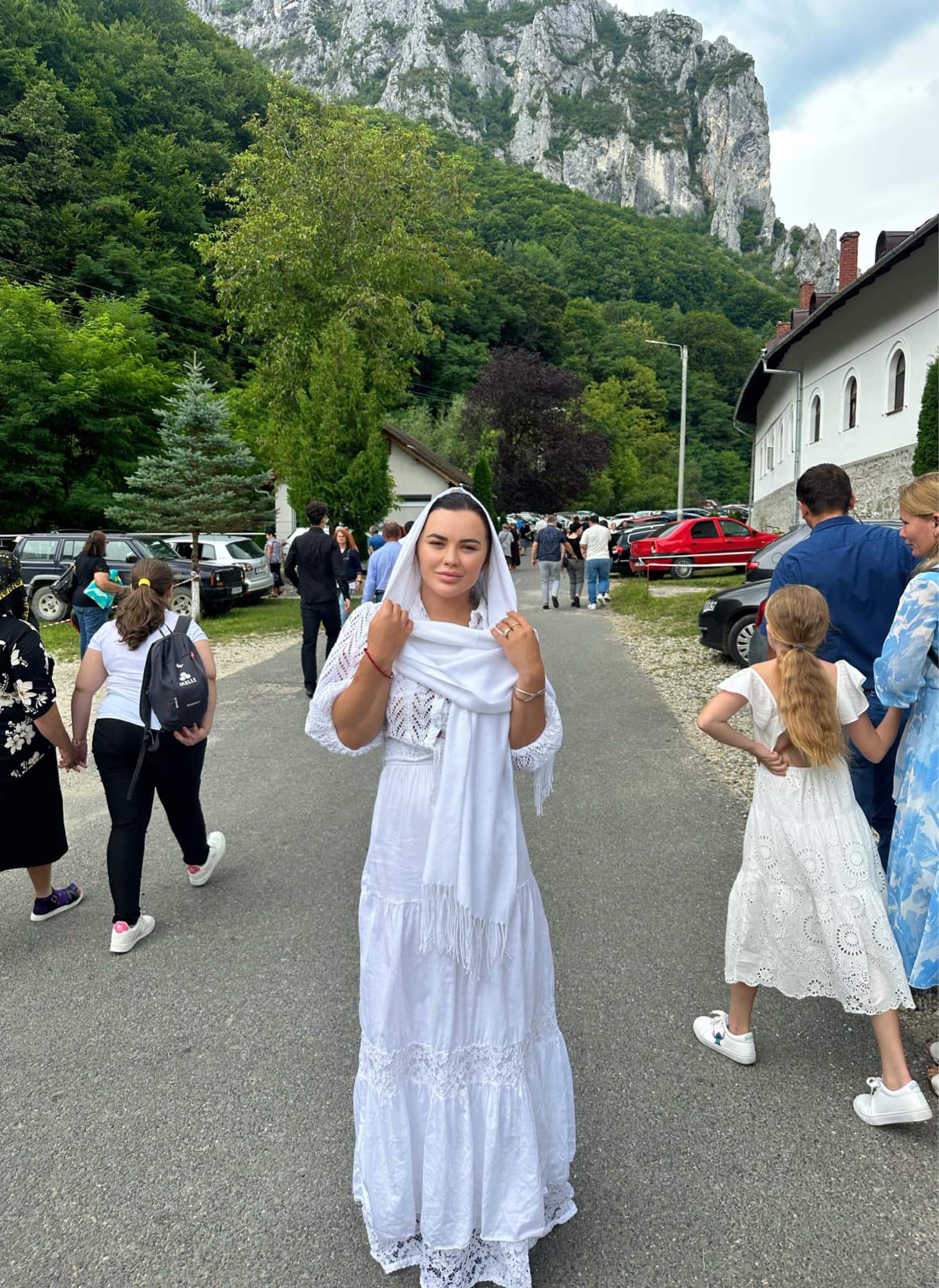 Fotografie cu artista Carmen de la Sălciua la biserică