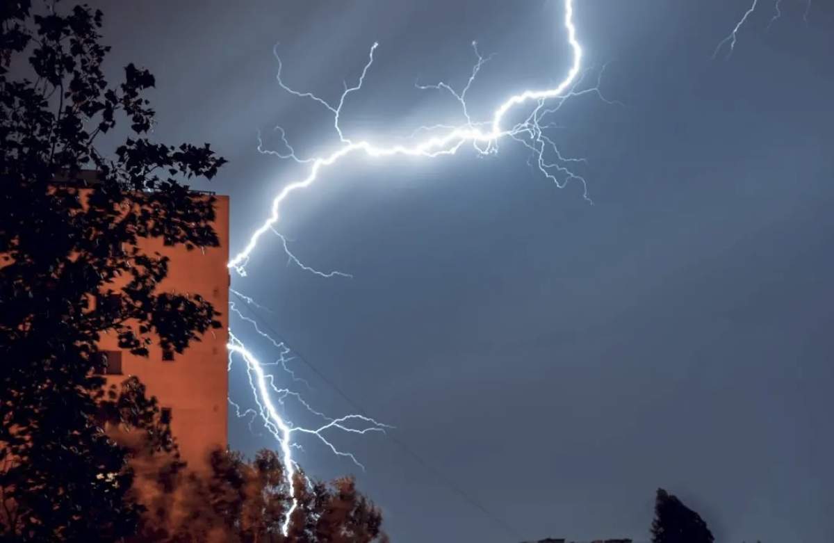 Vreme instabila atmosferic Avertisment ANM! Valul de aer tropical va aduce furtuni și averse torențiale. Zonele afectate de anunțul meteorologilor