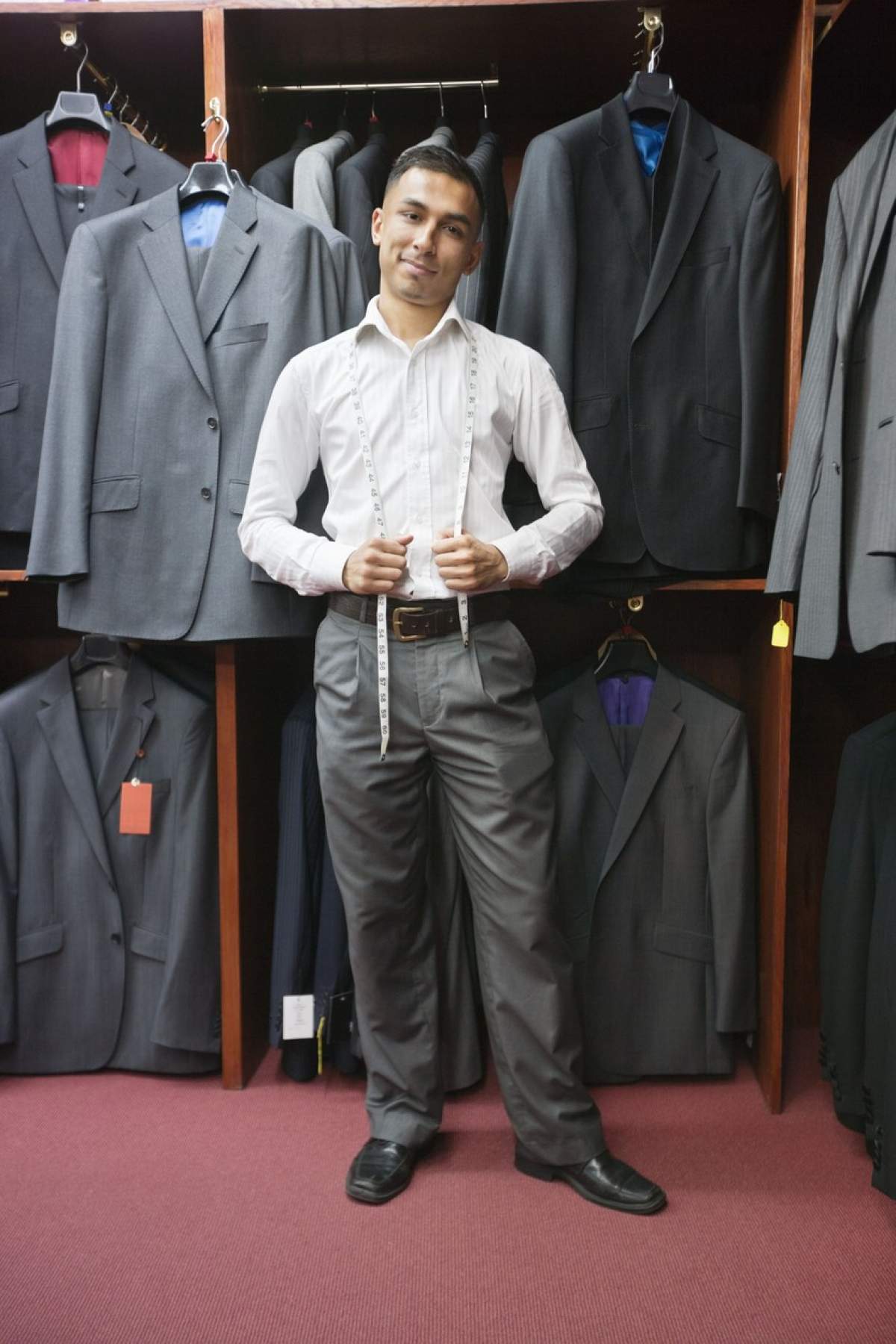 Fotografie cu un bărbat înalt și slab, îmbrăcat la costum