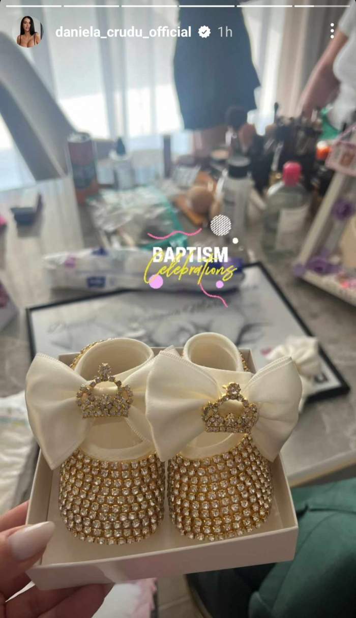 Cum arată rochia Danielei Crudu, pe care a ales-o pentru botezul fiicei sale. Proaspăta mămică strălucește în alb / VIDEO