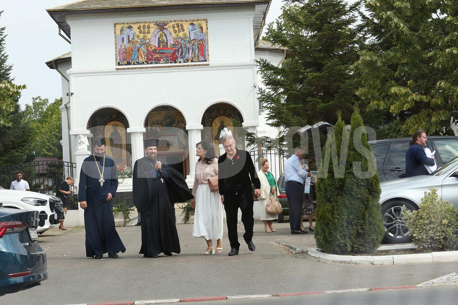 Petrecere de zile mari în familia lui Vasile Geambazi! Nepotul lui Gigi Becali și-a botezat băiețelul / PAPARAZZI