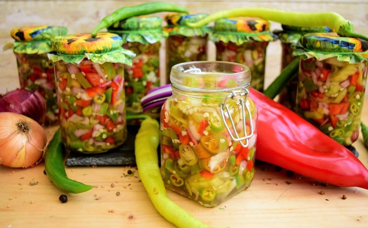 Rețetă de salată de ardei iuți cu ceapă Rețetă de salată de ardei iuți cu ceapă, fără conservant. Secretul din spatele acestui preparat
