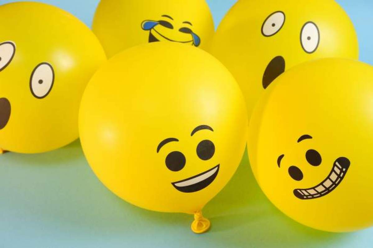Fotografie cu baloane care au pe ele emojiuri