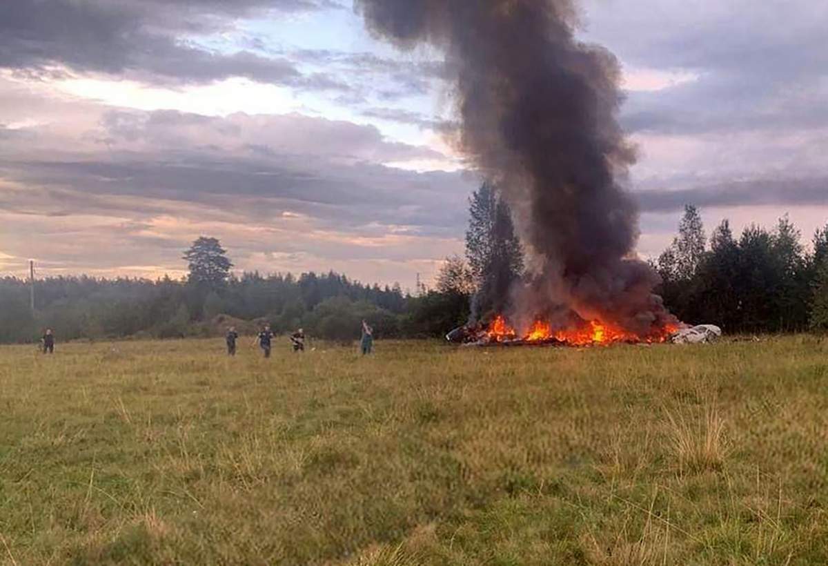 avionul prăbușit și foc la fața locului