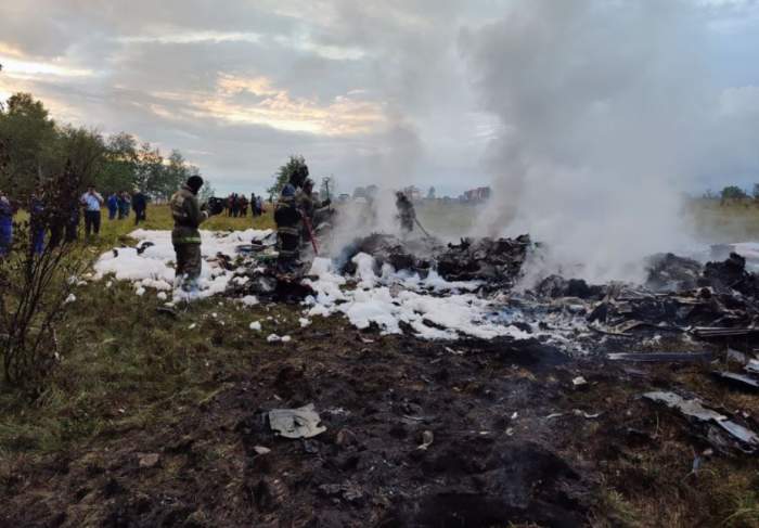 Pompieri în locul în care s-a prăbușit avionul.