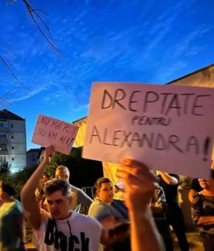 Oamenii s-au strâns să protesteze pentru Alexandra