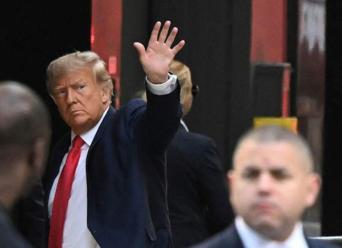 Donald Trump cu mâna ridicată