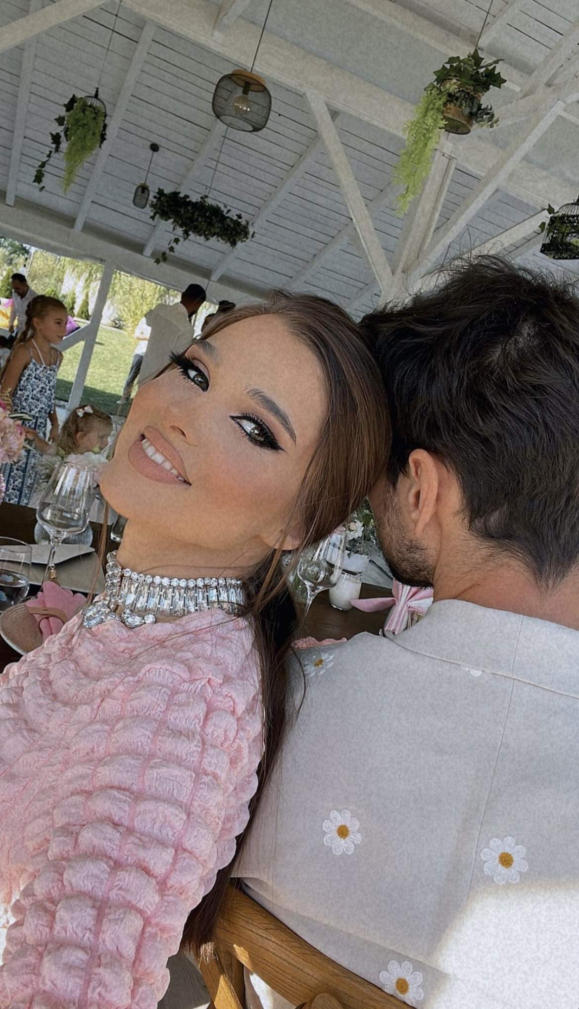 Theo Rose, dans romantic alături de Anghel Damian. Cei doi sunt nași de botez ai bebelușului celor mai buni prieteni ai artistei / VIDEO