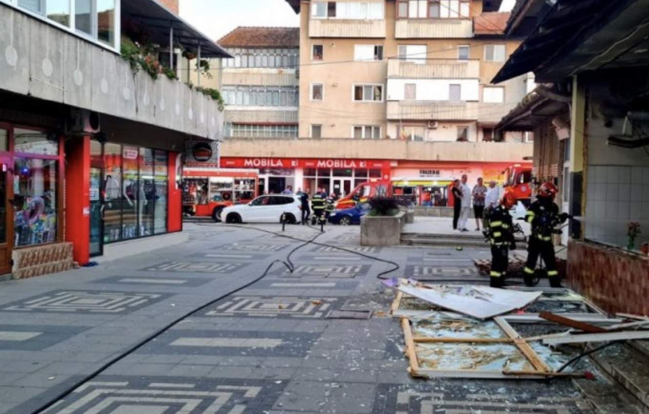 Camerele de supraveghere au surprins momentul exploziei de la pizzeria din Paşcani. O persoană a fost rănită, după ce două butelii GPL au luat foc