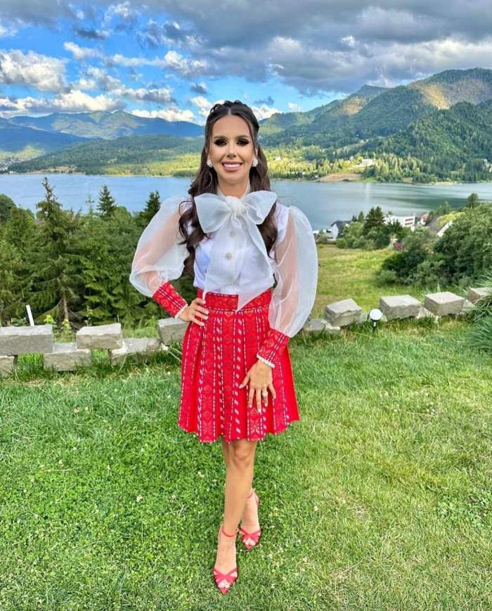 Georgiana Lobonț în costum popular.