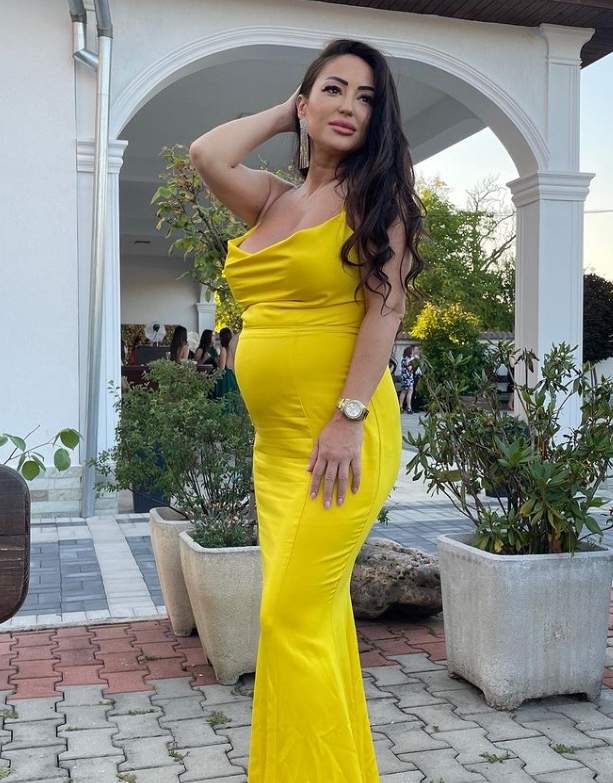 claudia shik in rochie galbena