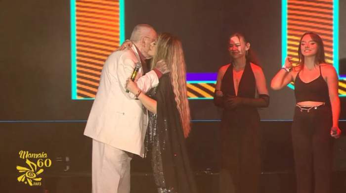 Loredana Groza a îngenunchiat în fața lui Horia Moculescu. Artista i-a sărutat picioarele la Festivalul Mamaia, în semn de admirație