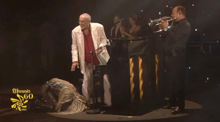 Loredana Groza a îngenunchiat în fața lui Horia Moculescu. Artista i-a sărutat picioarele la Festivalul Mamaia, în semn de admirație