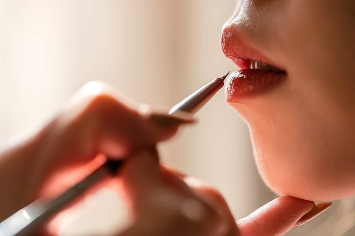 Cum poți să-ți mărești buzele fără acid hialuronic. Trucuri simple pentru toate femeile
