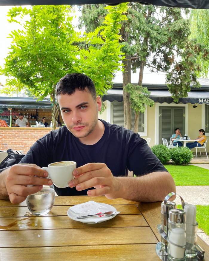 Mircea Eremia cu o cafea