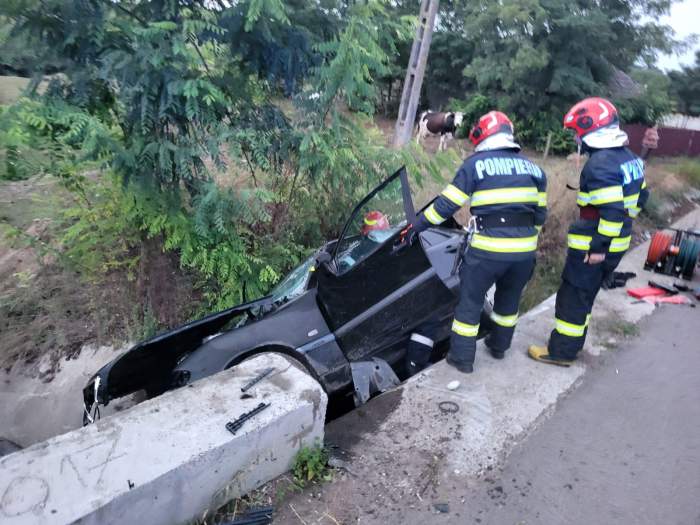 pompierii au scos oamenii din mașină.