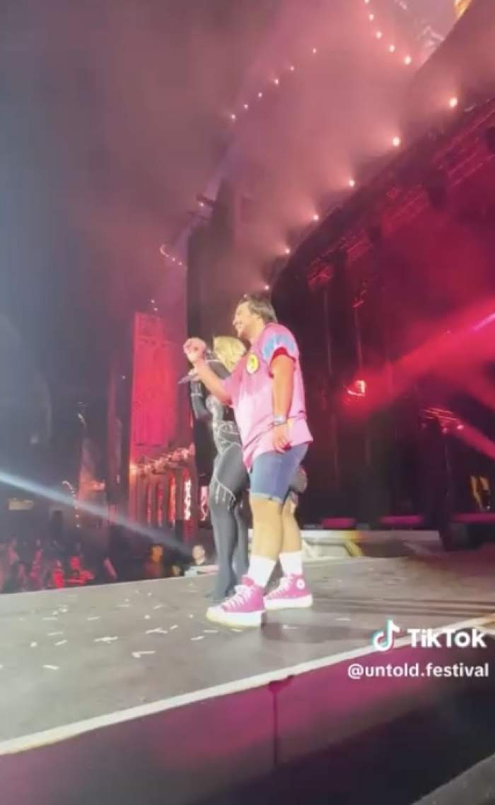 Bebe Rexha, show de zile mari la festivalul UNTOLD 2023! Artista a invitat pe scenă un tânăr din Timișoara, care a dansat alături de ea / FOTO