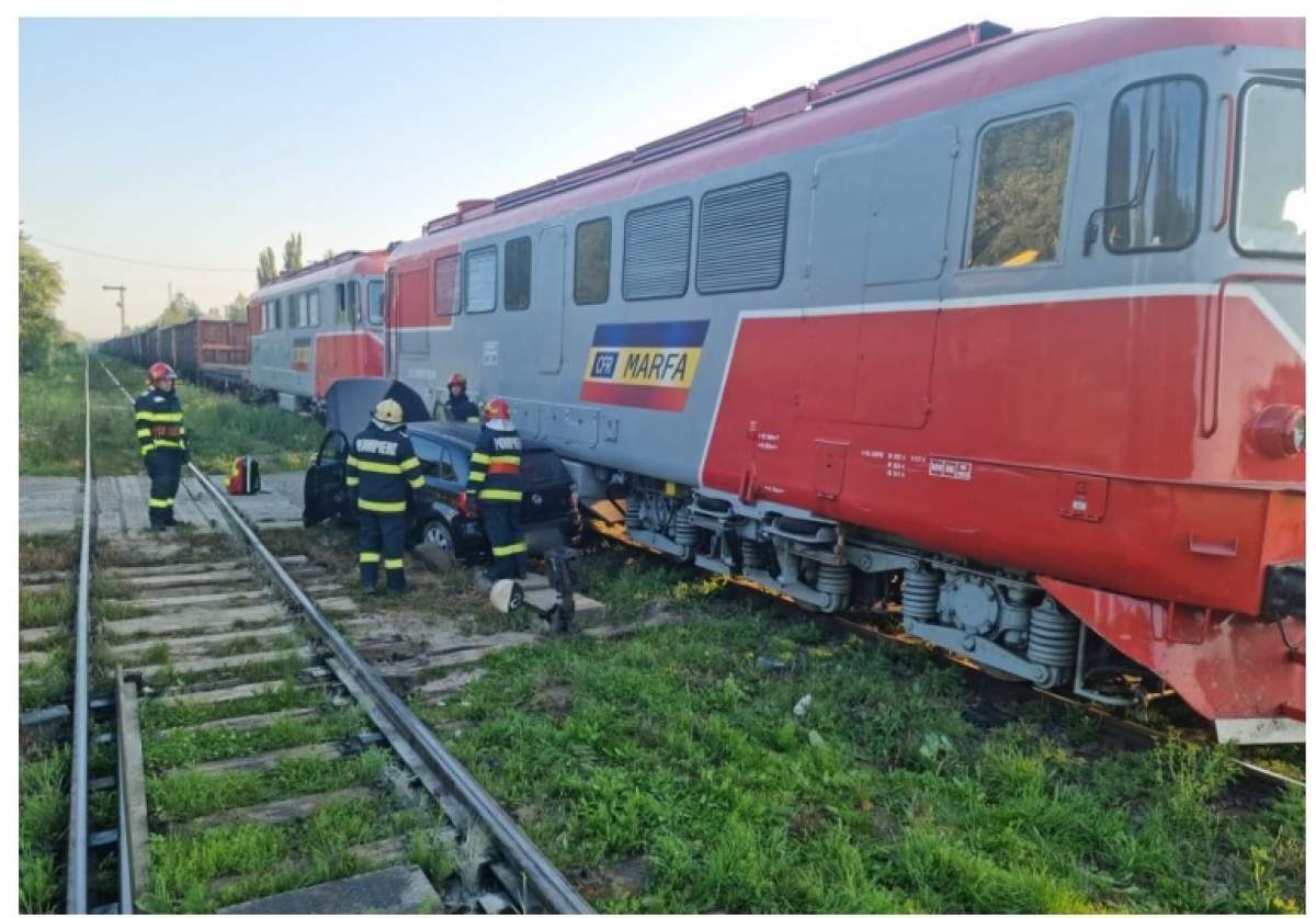 Accident grav în județul Suceava! O femeie a murit și un bărbat a fost grav rănit în urma coliziunii dintre un tren de marfă și un autoturism