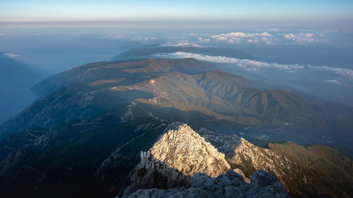 Deasupra Muntelui Athos, în Grecia