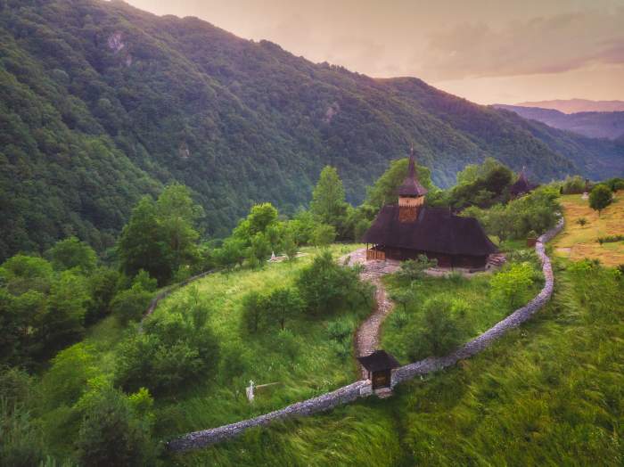 Locul din România care are „magicieni ce controlează vremea”. Unde se află peștera unică în lume / FOTO