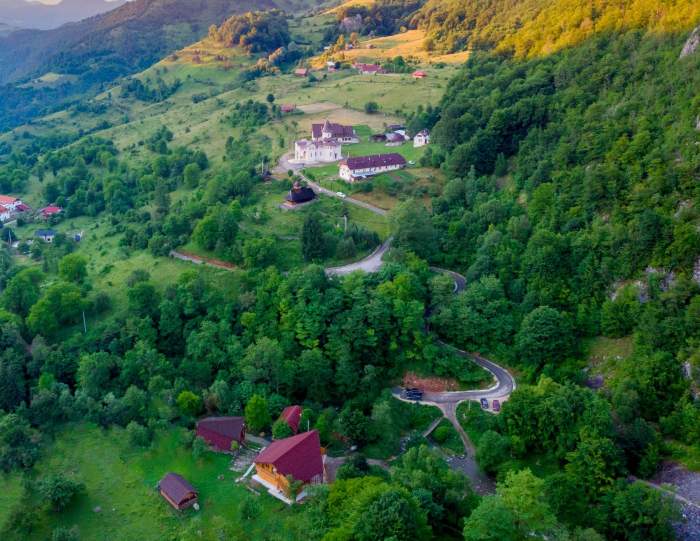 Locul din România care are „magicieni ce controlează vremea”. Unde se află peștera unică în lume / FOTO