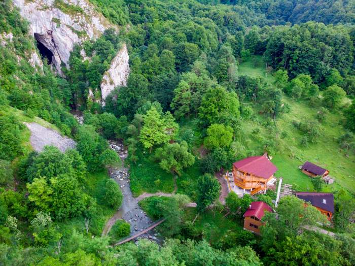 Locul din România care are „magicieni ce controlează vremea”. Unde se află peștera unică în lume / FOTO