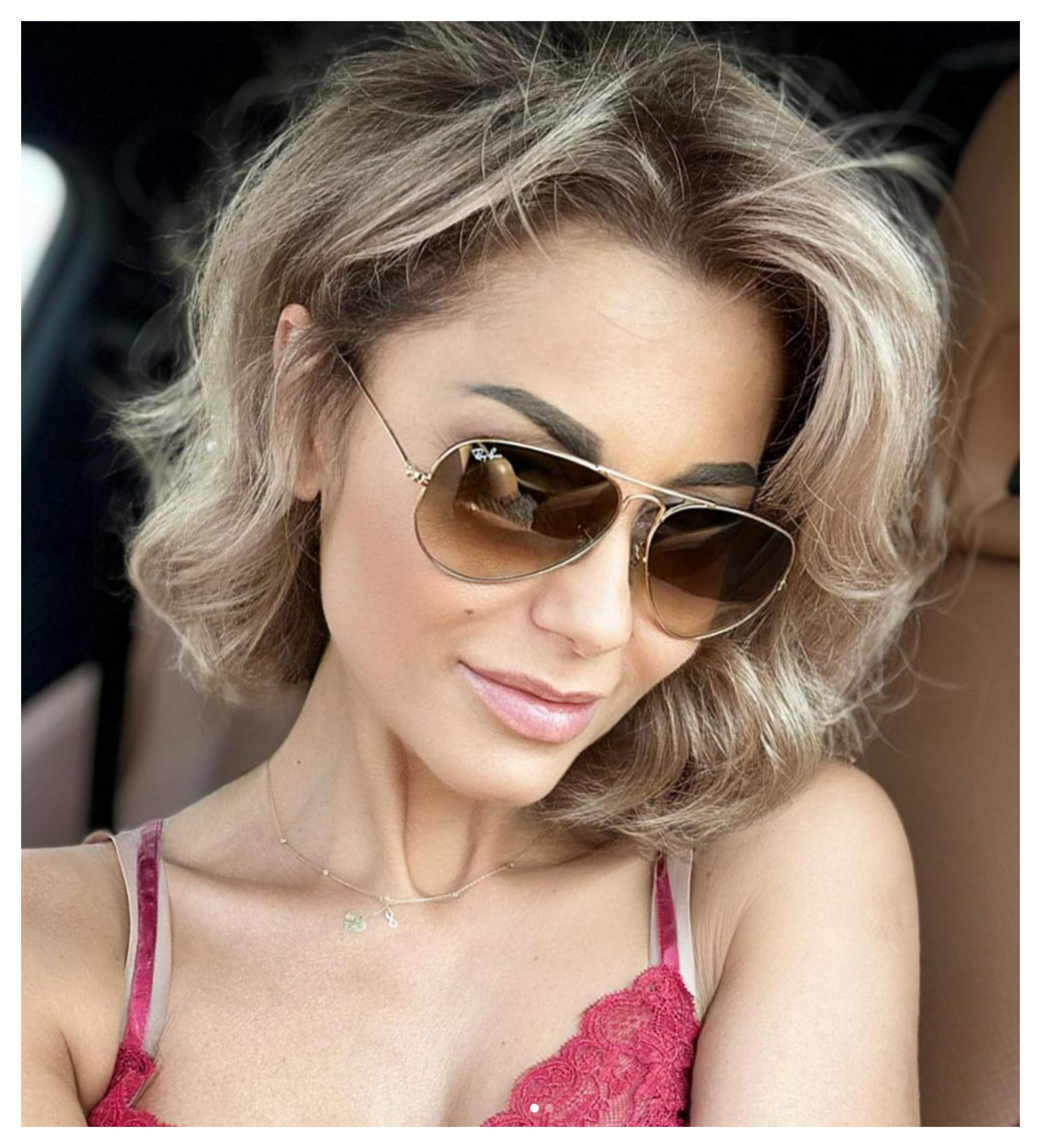 Emilia Ghinescu, schimbare de look după ce s-a lăsat pe mâinile hairstylist-ului. Cum arată cântăreața cu părul scurt / FOTO