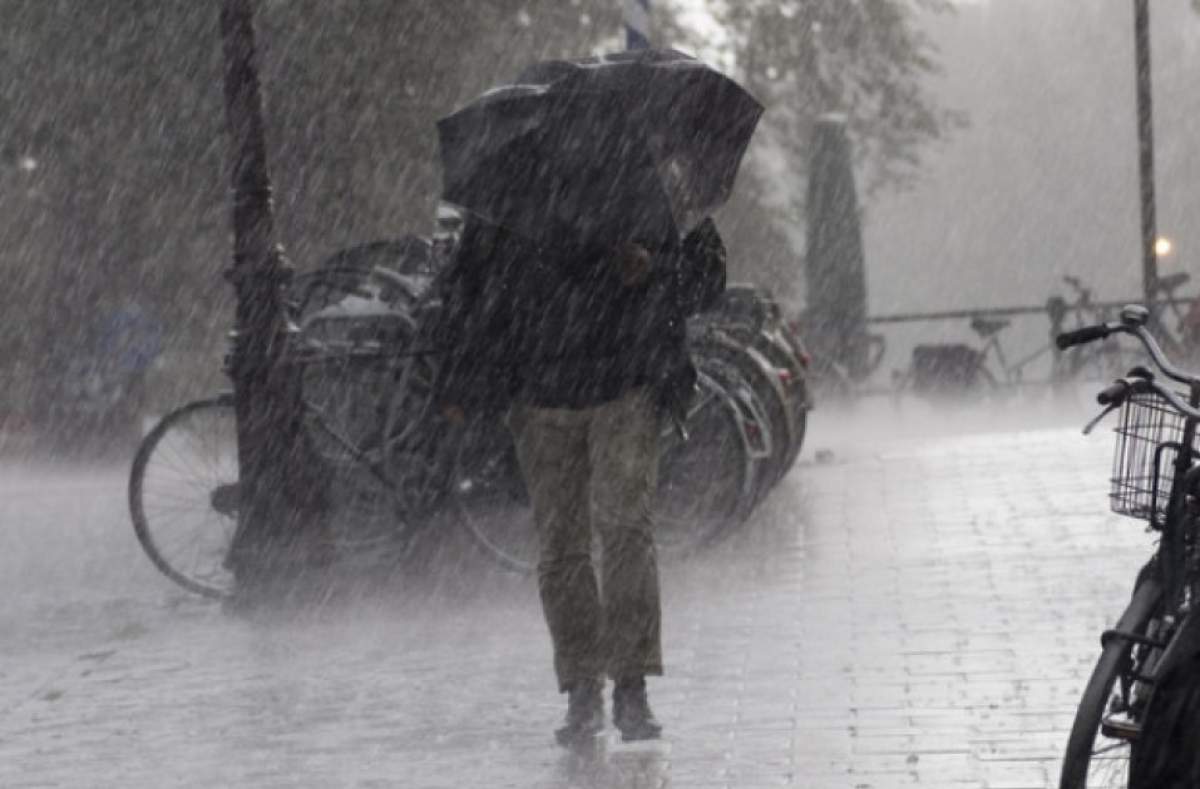 Ploaie torentiala Anunț ANM! 19 județe din țară intră sub avertizări cod galben și portocaliu de vreme severă. Sunt anunțate ploi torențiale, grindină și vijelii