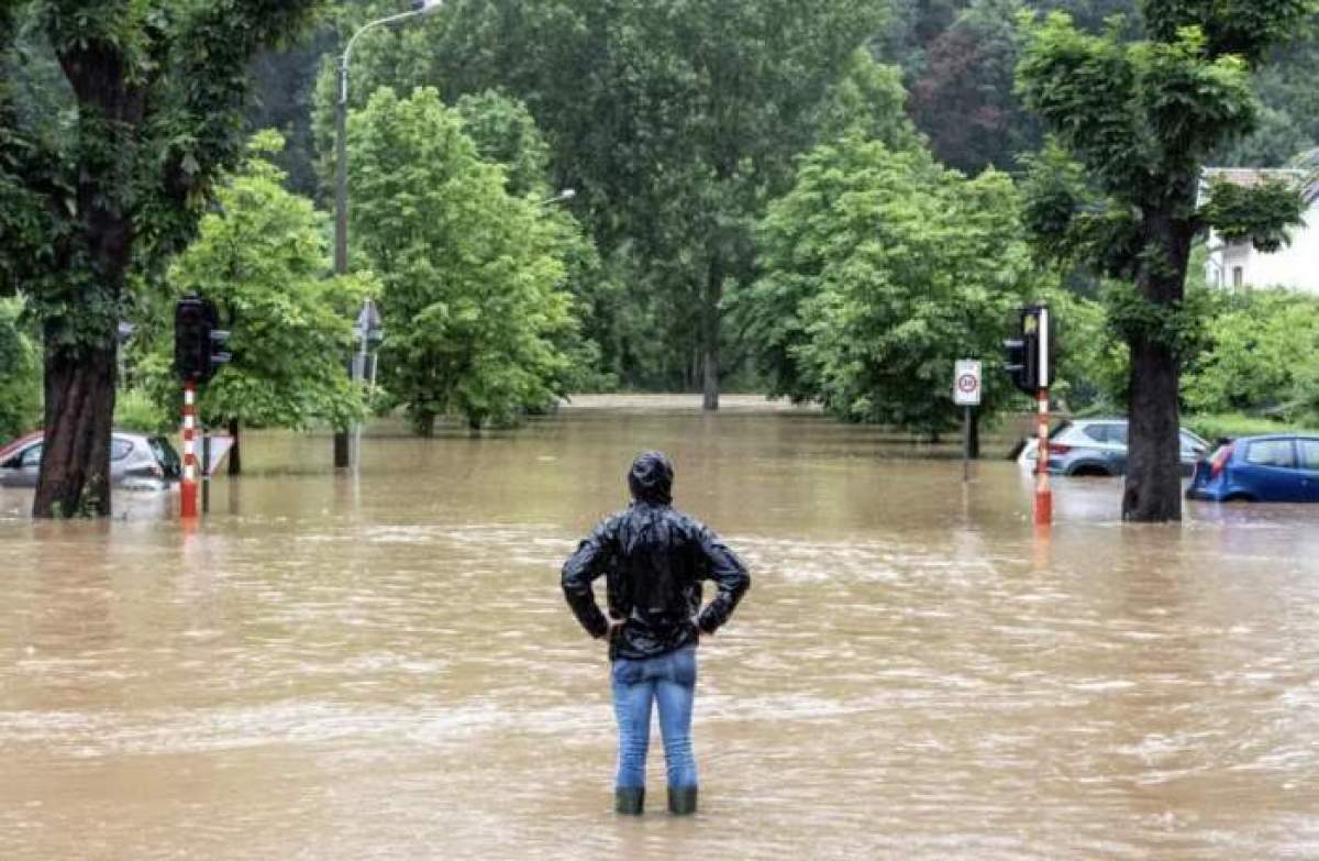 inundatii romania barbat