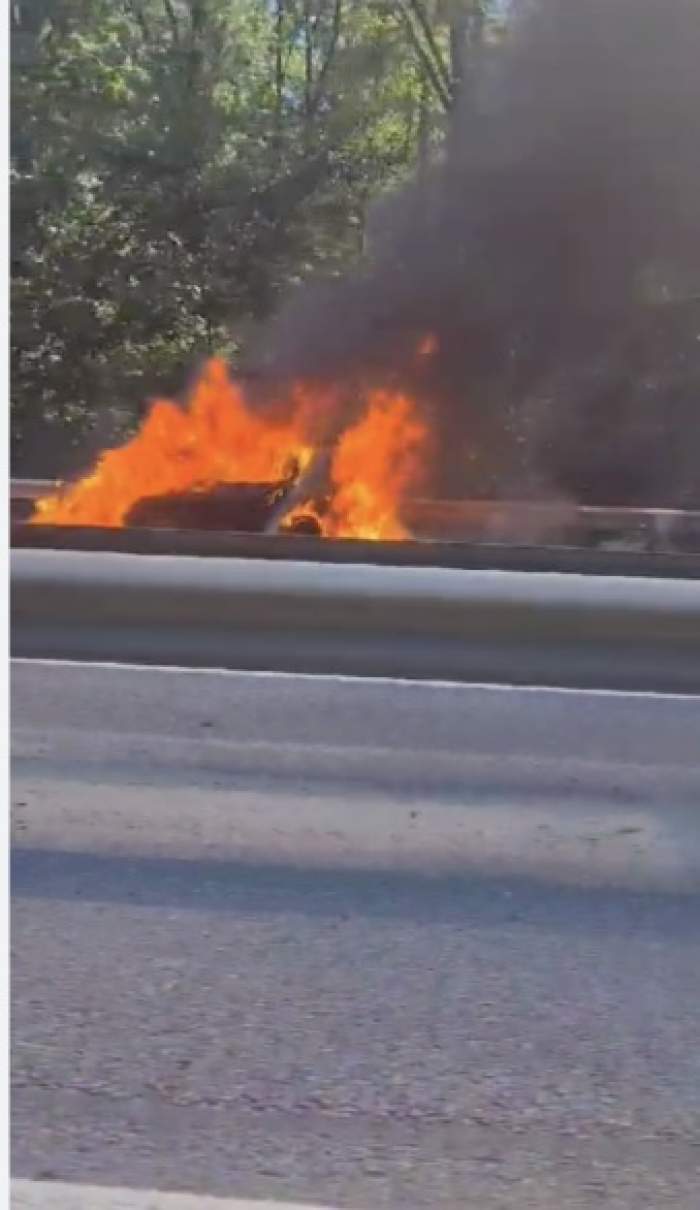 Imagini incredibile pe Autostrada A1 București-Pitești! O mașină a fost curprinsă de flăcări / FOTO