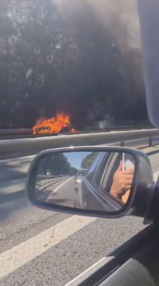 Imagini incredibile pe Autostrada A1 București-Pitești! O mașină a fost curprinsă de flăcări / FOTO