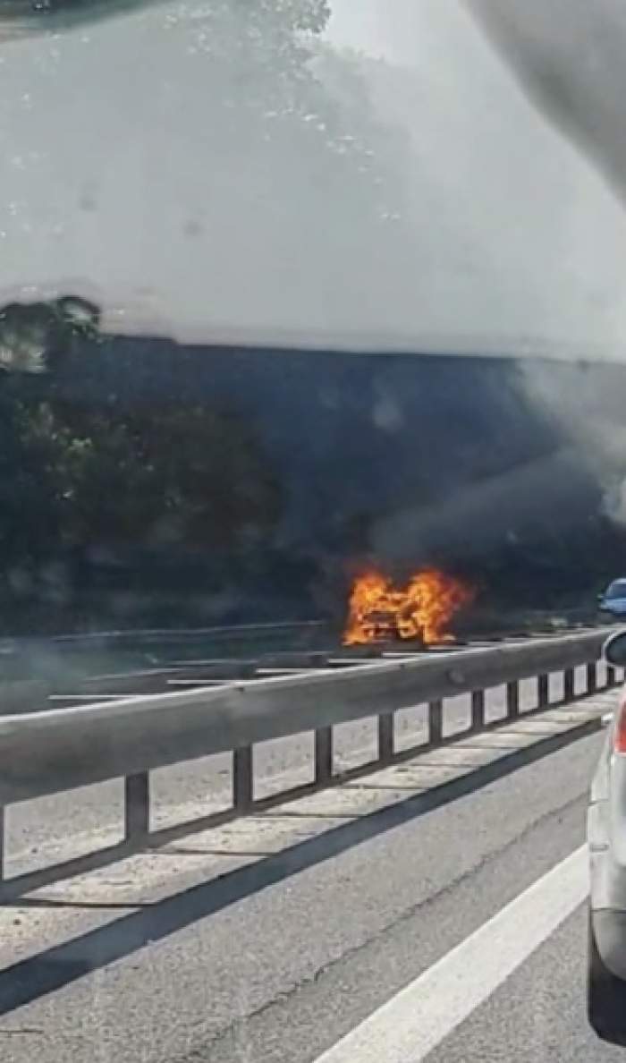 Imagini incredibile pe Autostrada A1 București-Pitești! O mașină a fost curprinsă de flăcări / FOTO