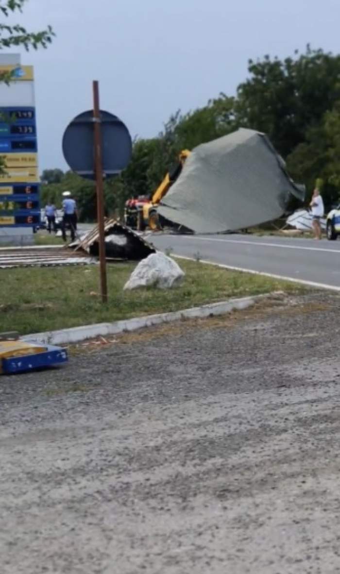 Imagini de coșmar în județul Timiș, după furtună! Acoperișul unei benzinării a fost smuls și aruncat în mijlocul străzii / FOTO