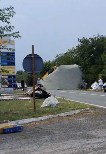 Imagini de coșmar în județul Timiș, după furtună! Acoperișul unei benzinării a fost smuls și aruncat în mijlocul străzii / FOTO