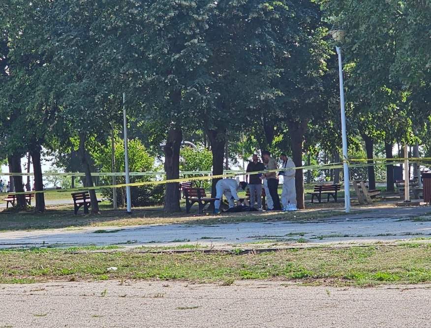 Noi informații în cazul cadavrului găsit sub o bancă, în parcul din Mangalia! Fata ar fi fost ucisă în altă parte. Camerele de supraveghere au surprins imagini cu doi indivizi purtând cagule