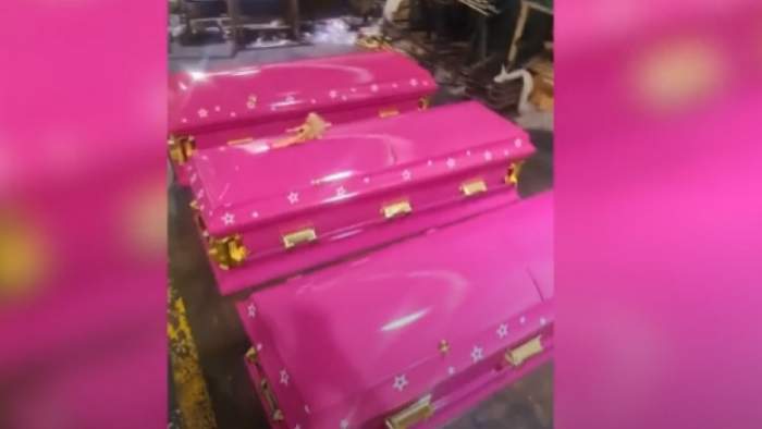 Barbie este noua modă! O firmă de pompe funebre vinde sicrie roz cu păpușa iubită de copiii din întreaga lume / FOTO