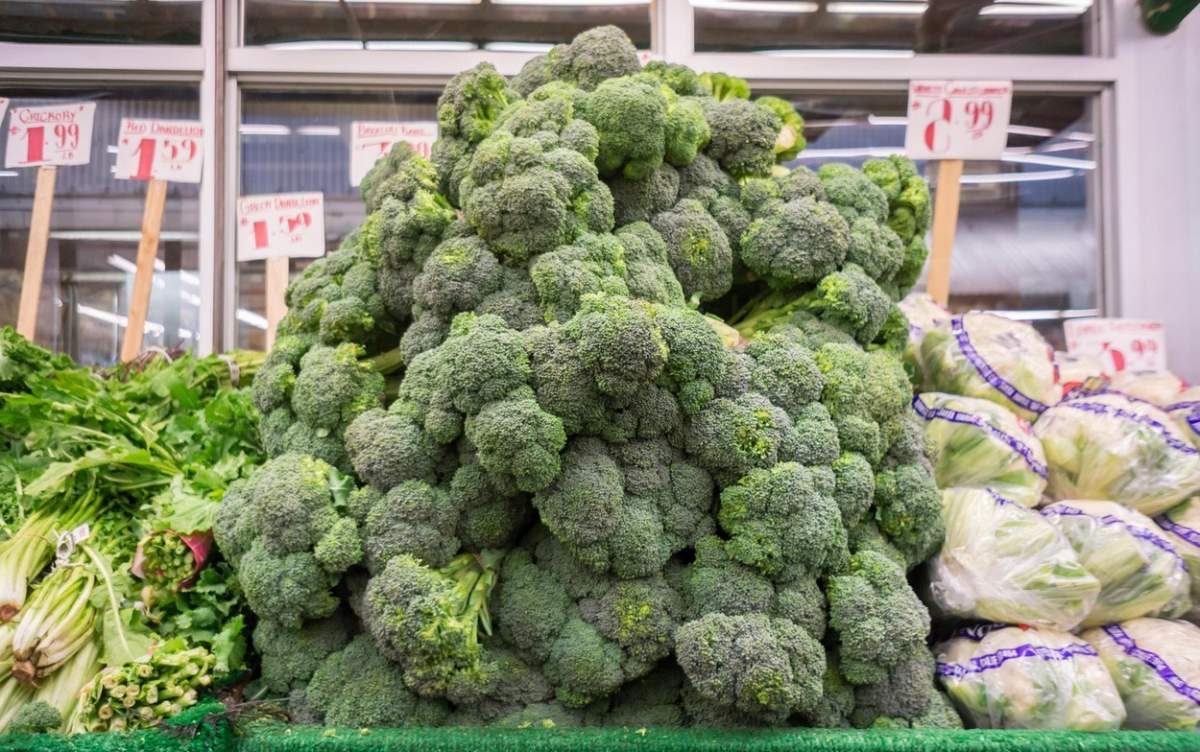 Vânzare mare de broccoli în departamentul de produse alimentare al unui supermarket