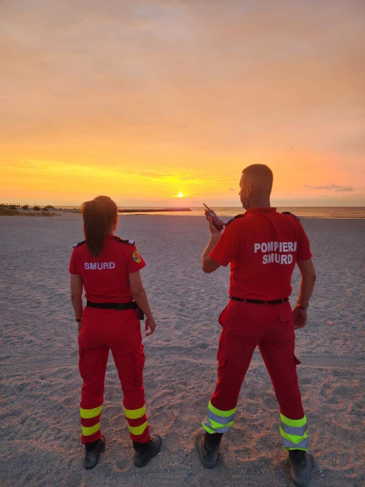 pompieri pe plaja mare