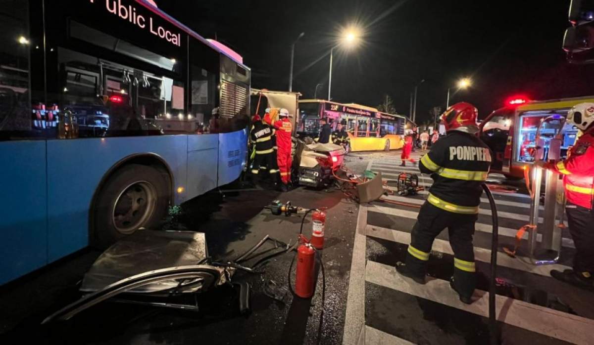 Tânărul șofer a fost transportat la spital. mașină distrusă în Sibiu