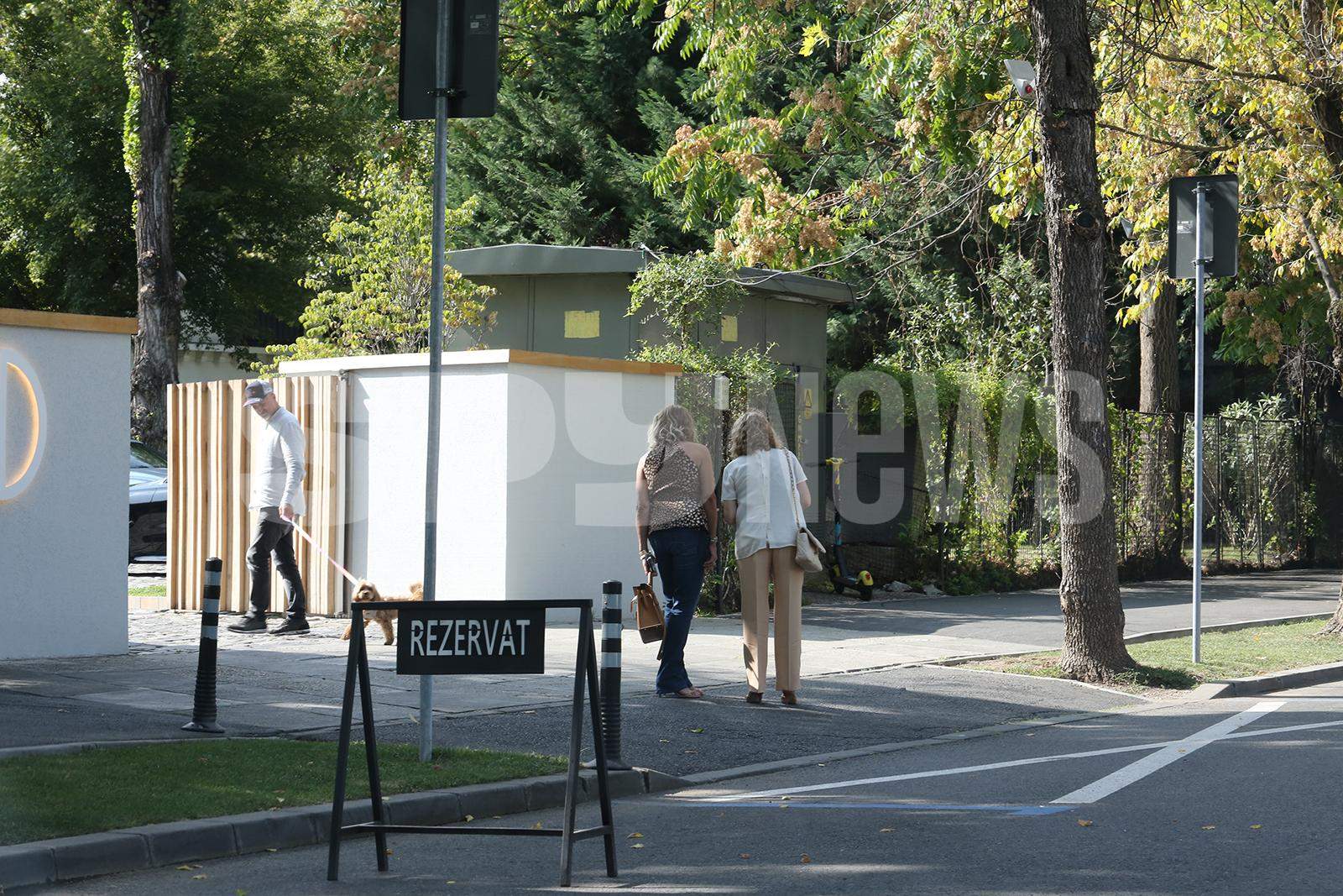 Camelia Șucu, elegantă în orice moment al zilei. Antreprenoarea știe cum să se bucure de compania oamenilor dragi, dar nu înainte de a acorda atenție detaliilor / PAPARAZZI