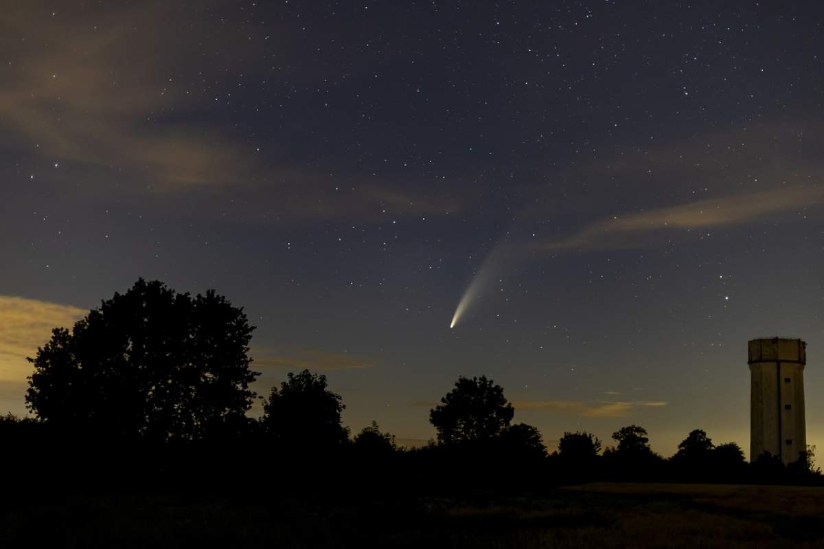 Cometa care va traversa pe cerul României. Când poate fi văzută