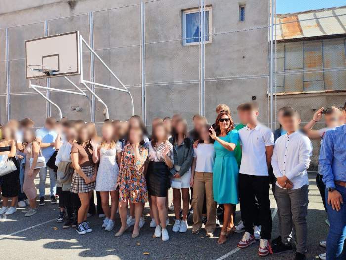 Carmen Iohannis în prima zi de școală. Prima Doamnă a purtat o rochie turcoaz