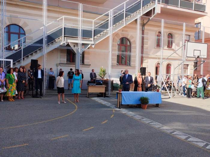 Carmen Iohannis în prima zi de școală. Prima Doamnă a purtat o rochie turcoaz