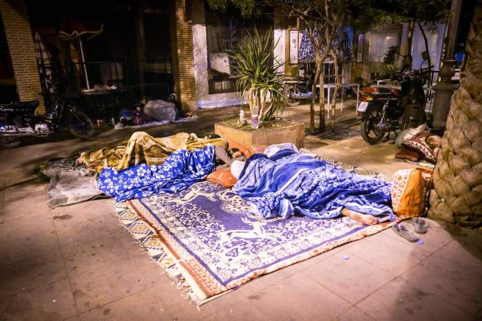 oamenii dorm pe străzi în Maroc