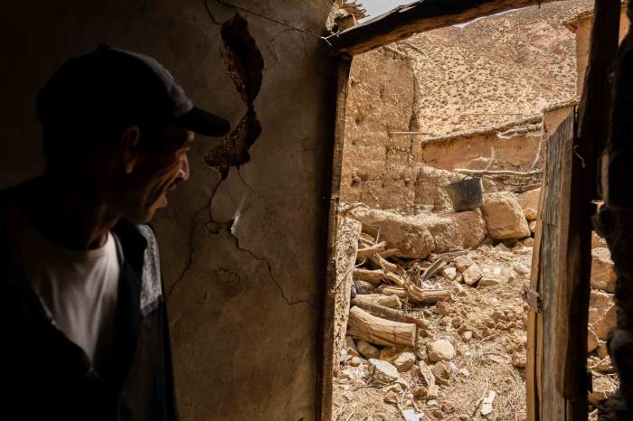 imagine cu un supraviețuitor și ruinele după cutremurul din Maroc.