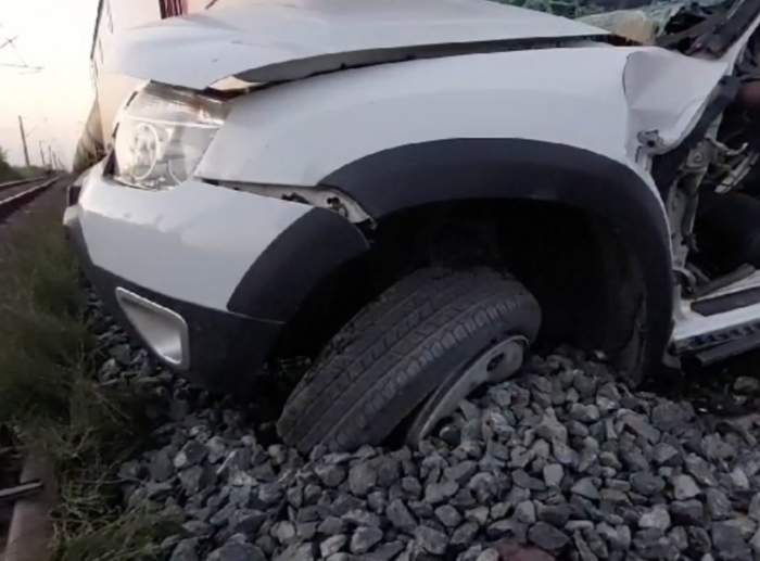 Accident cumplit în Buzău! Trei persoane și-au pierdut viața, după ce mașina în care se aflau a fost lovită de tren / FOTO