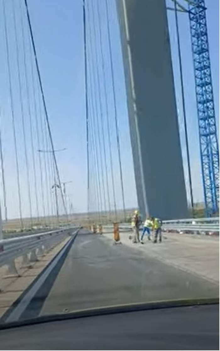 La doar două luni de la inaugurare, podul de la Brăila a intrat în reparații. Asfaltul vălurit de pe prima bandă este decopertat / VIDEO