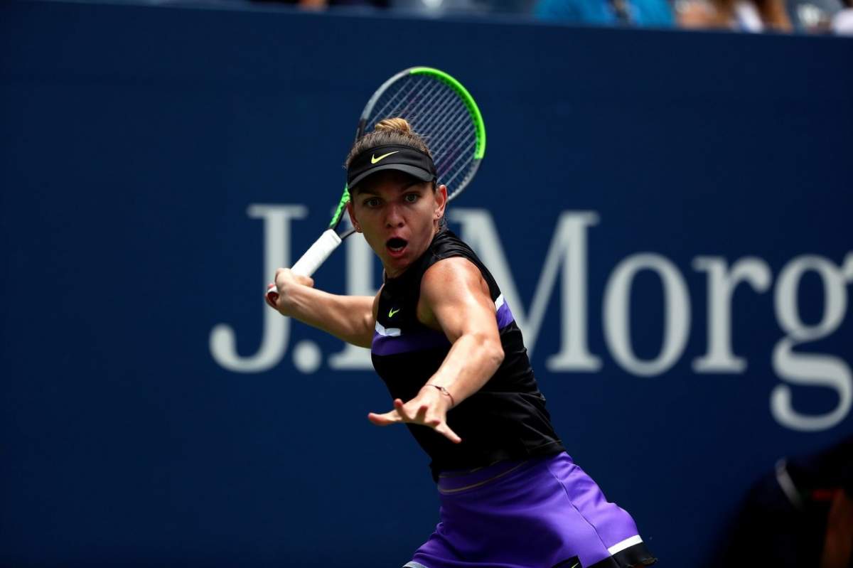 Flushing Meadows, New York, Statele Unite ale Americii. 27 aug, 2019. Simona Halep din România se întoarce la Nicole Gibbes din Statele Unite în timpul meciului din primul tur împotriva US Open din Flushing Meadows, New York.